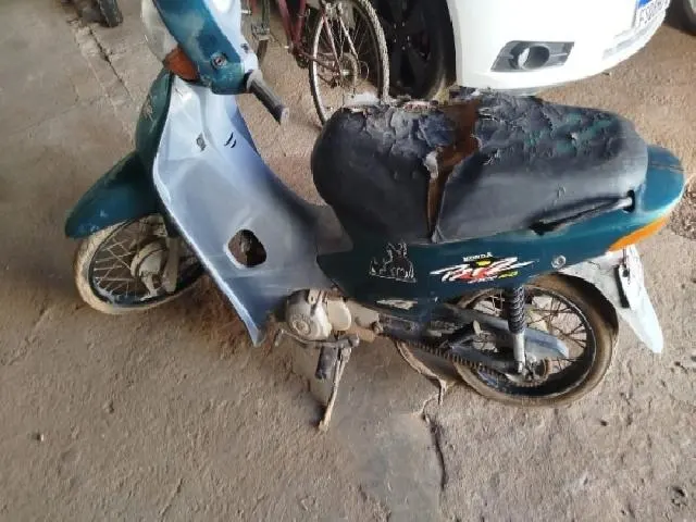 Lote 4 · HONDA/C100 BIZ ES 2001 — conservado
