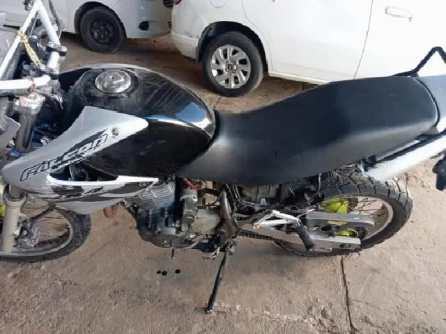 Lote 11 · HONDA/NX-4 FALCON 2002 — conservado